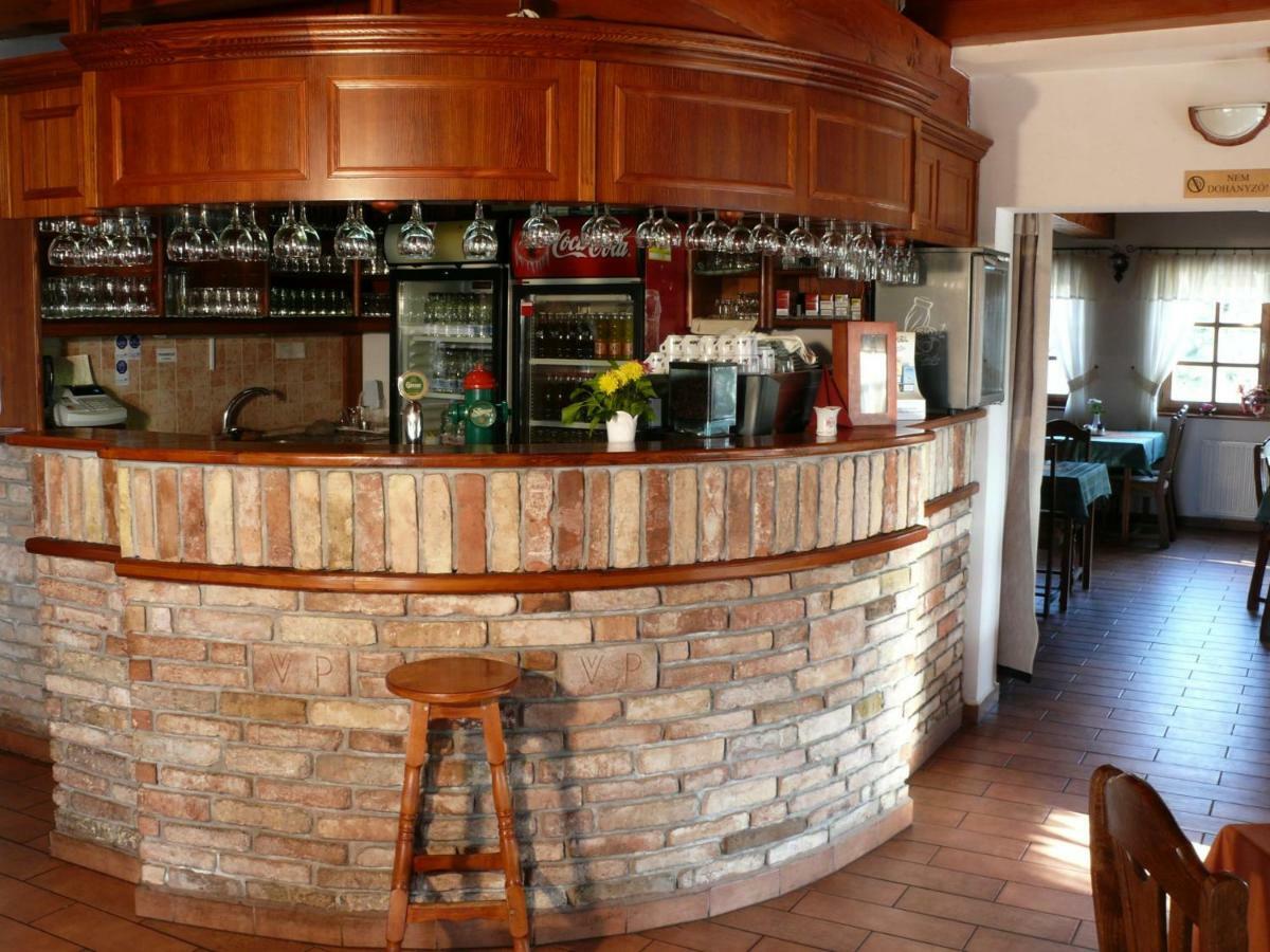 Kádárta Vendéglő Panzió Veszprém Exterior foto